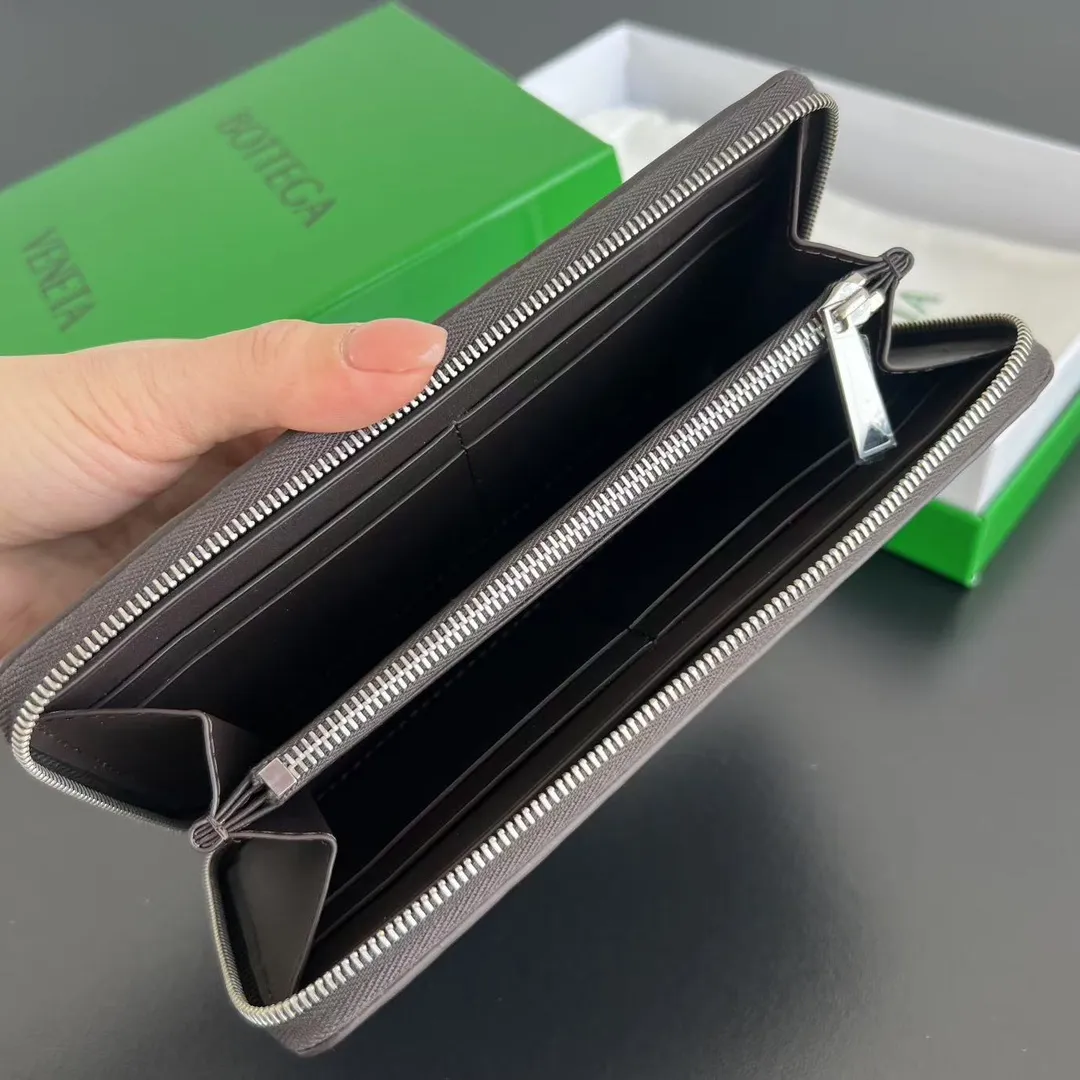 #Bv New Fine Woven Wallet 814680 The beloved small braid is back🎈Made of cowhide braid, soft, comfortable and textured. The detailed internal partition design and high-quality lining material ensure the durability and orderliness of the wallet. It can store cash/cards and other small items. It is very practical. It is enough to take it with you when you go out. This wallet is definitely your best choice. Size: 19x10x2 P1000